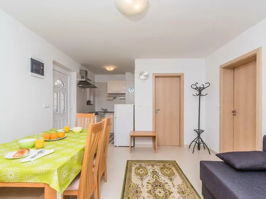 Apartment F-3 Klimno 0*,